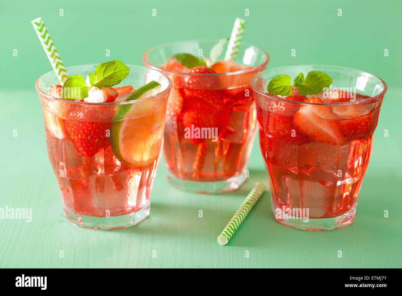 Estate fragola drink con lime e menta Foto Stock