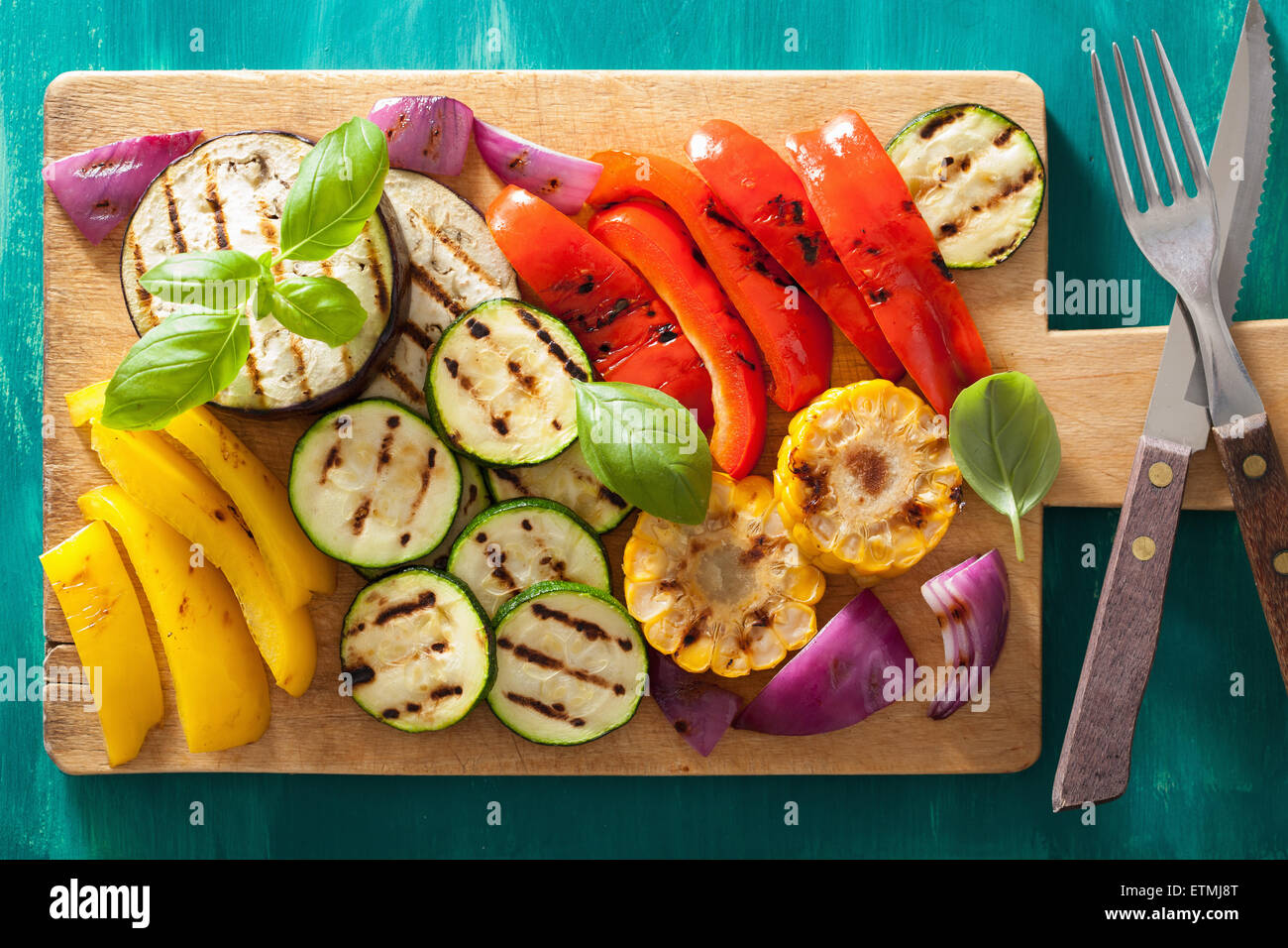 Un sano verdure grigliate sul tagliere Foto Stock