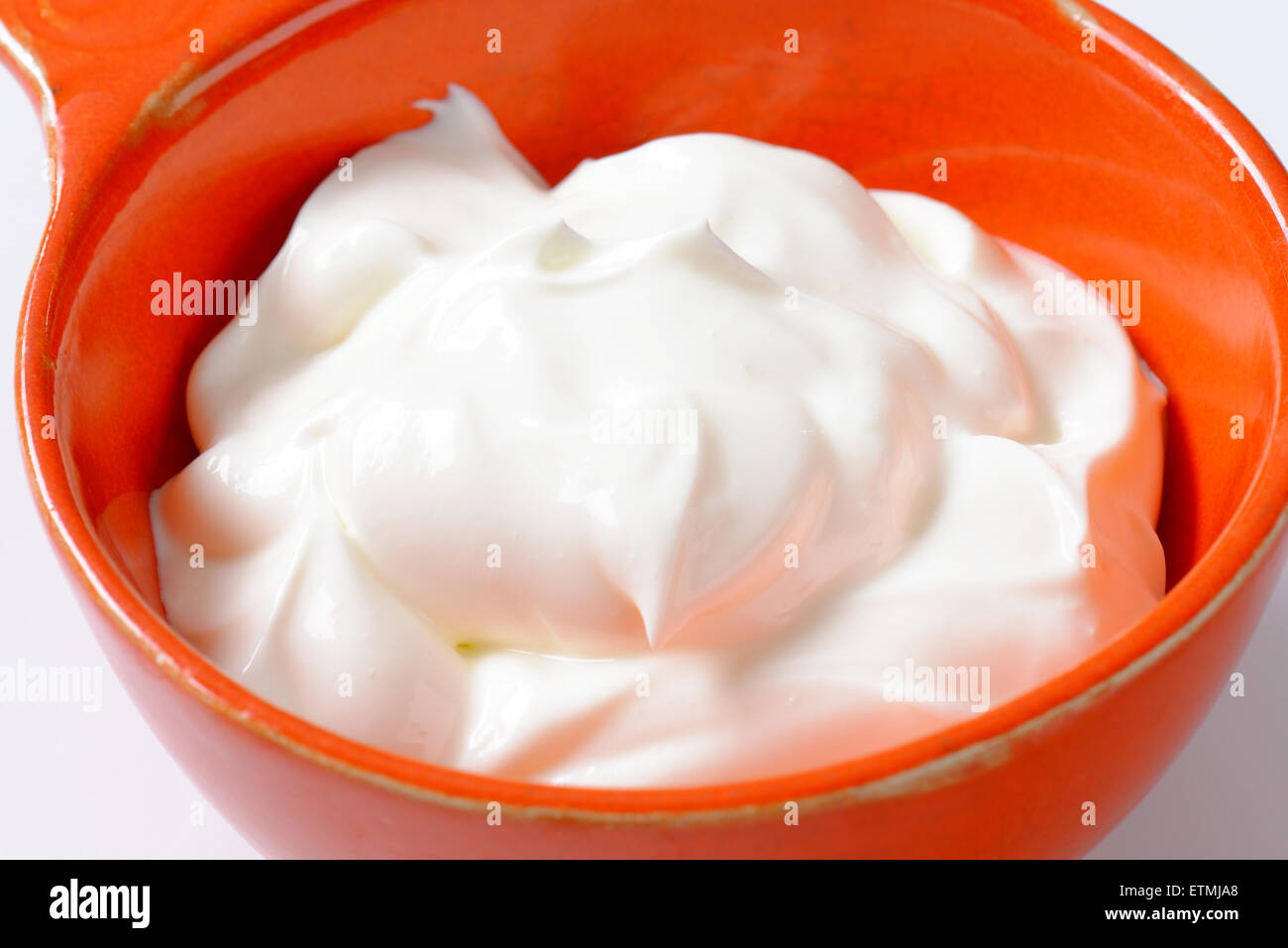 Crème fraiche in una ciotola arancione Foto Stock