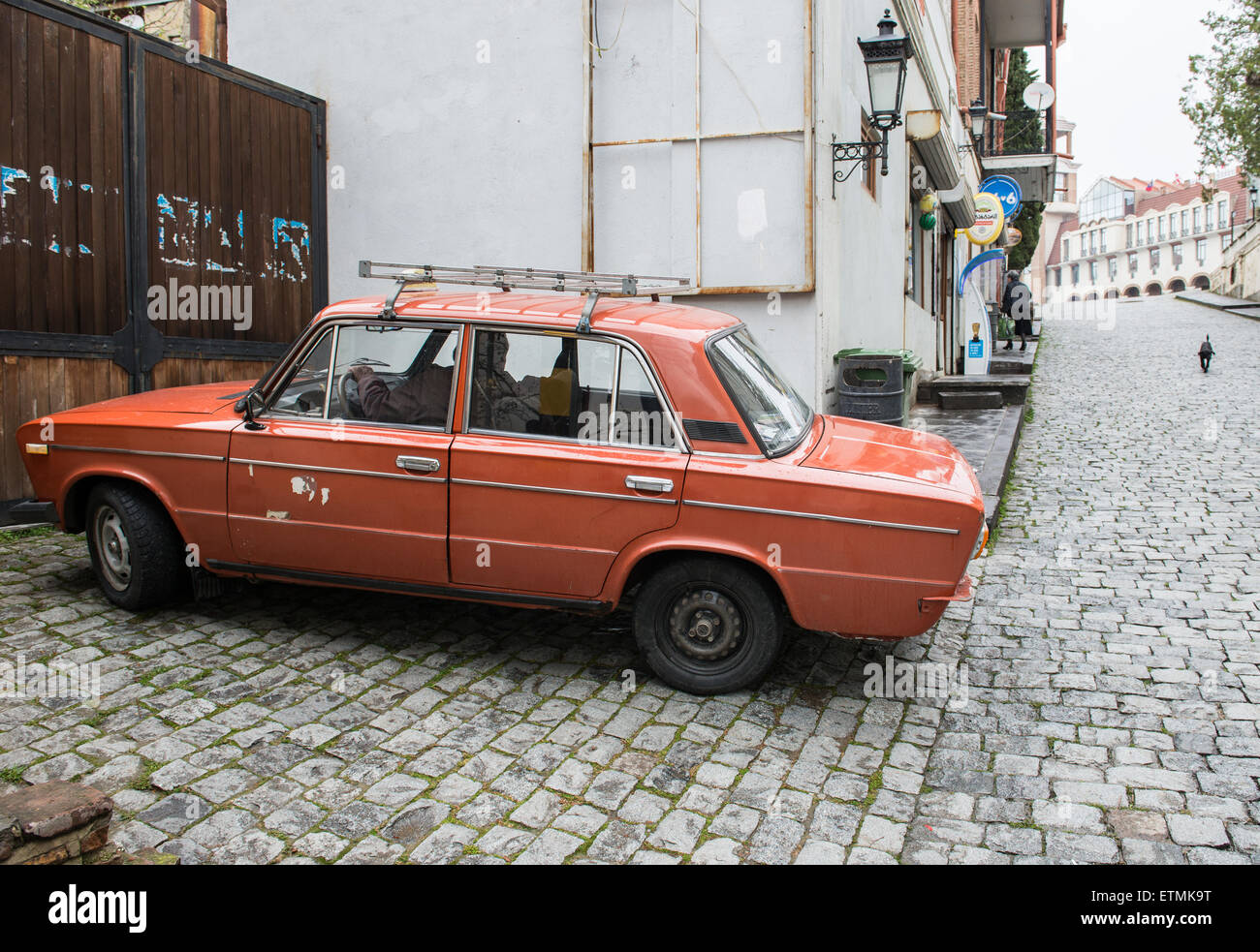 VAZ 2106 (Lada 1600) auto a Sighnaghi town nella regione di Kakheti, una delle città più piccola in Georgia Foto Stock