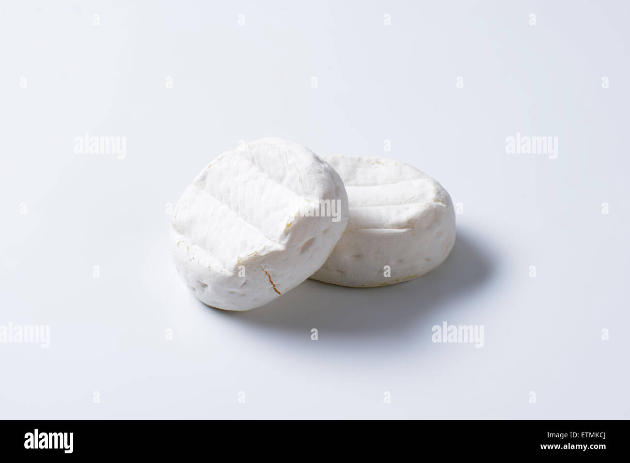 Due ruote di morbida crema formaggio con muffa bianca Foto Stock