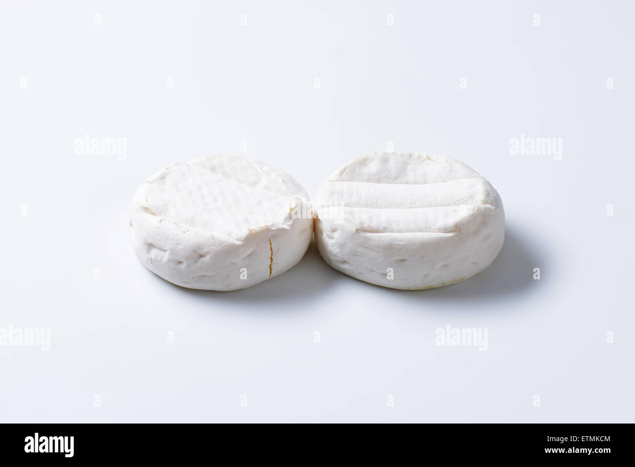 Due ruote di morbida crema formaggio con muffa bianca Foto Stock