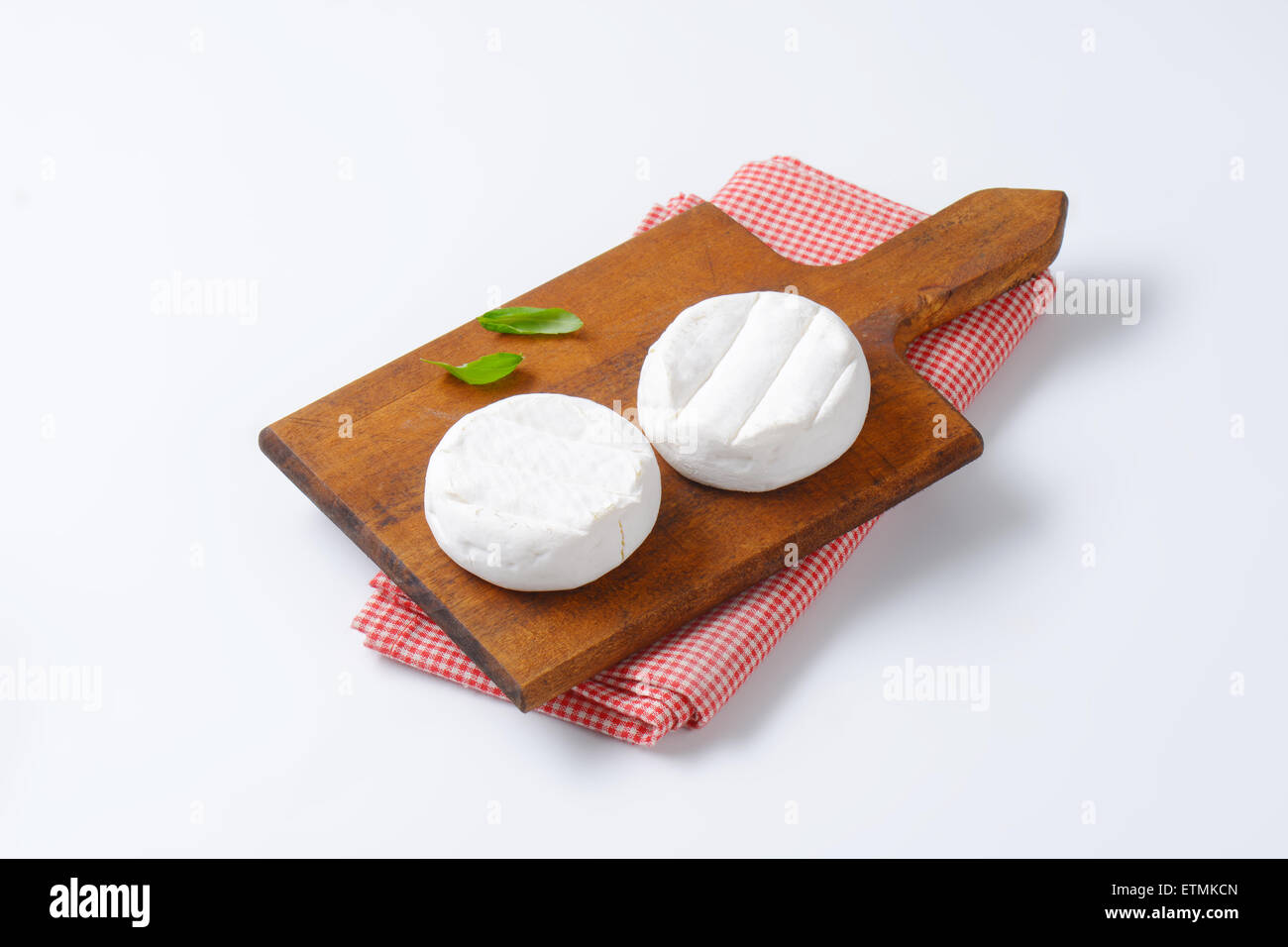 Due ruote di morbida crema formaggio con muffa bianca Foto Stock