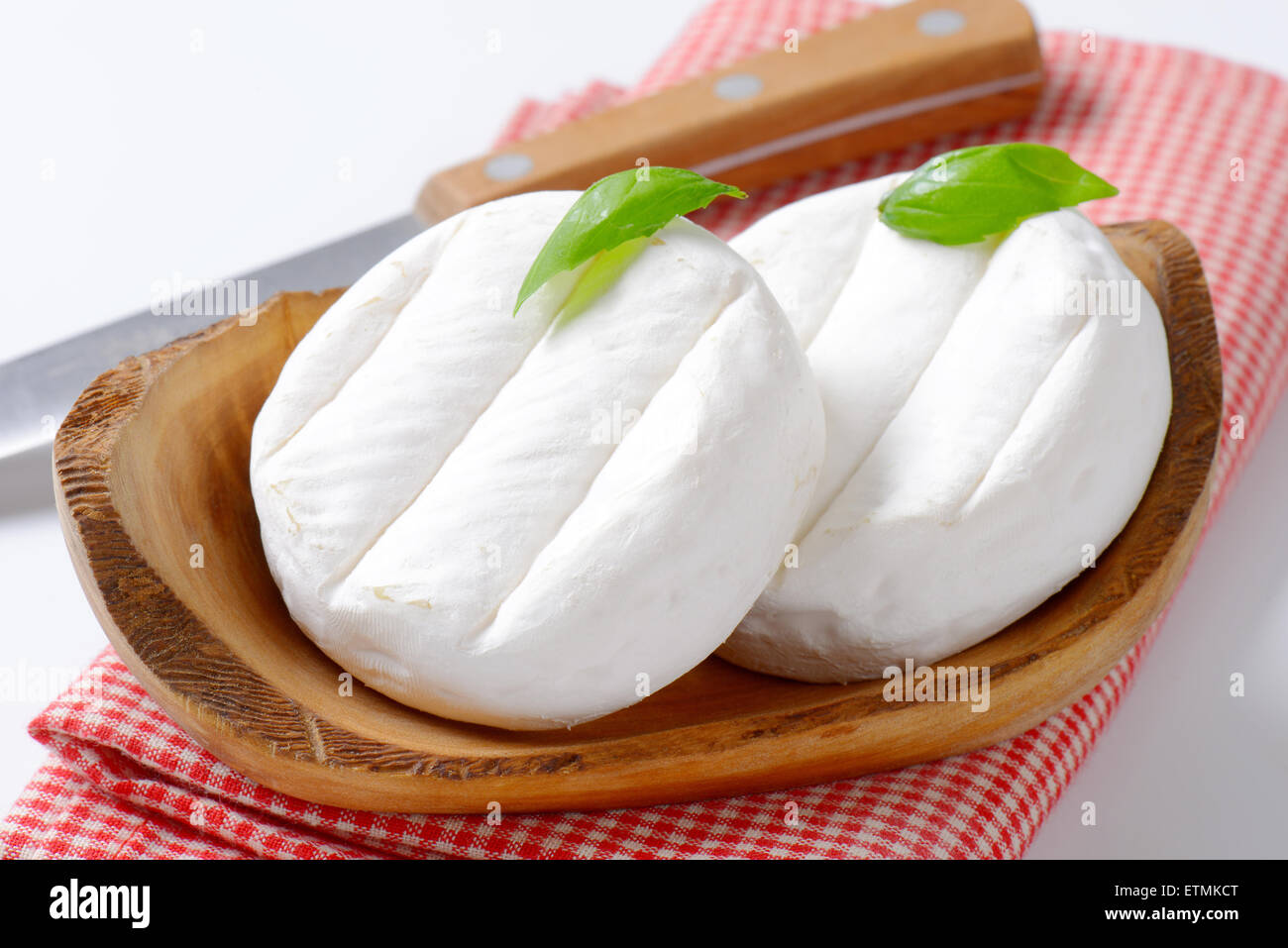 Due ruote di morbida crema formaggio con muffa bianca Foto Stock