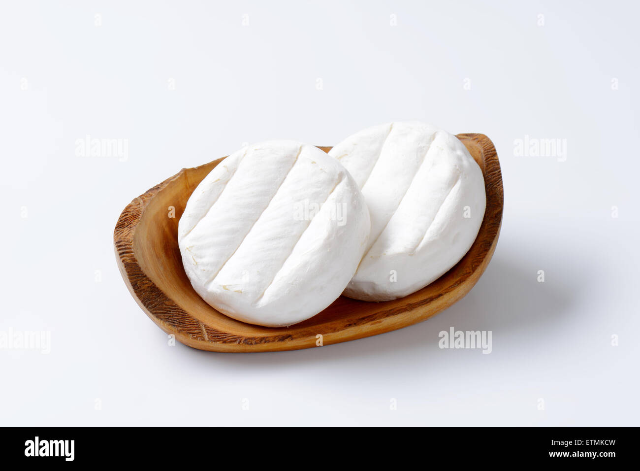 Due ruote di morbida crema formaggio con muffa bianca Foto Stock