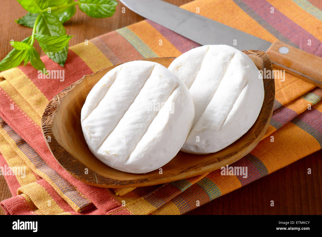 Due ruote di morbida crema formaggio con muffa bianca Foto Stock