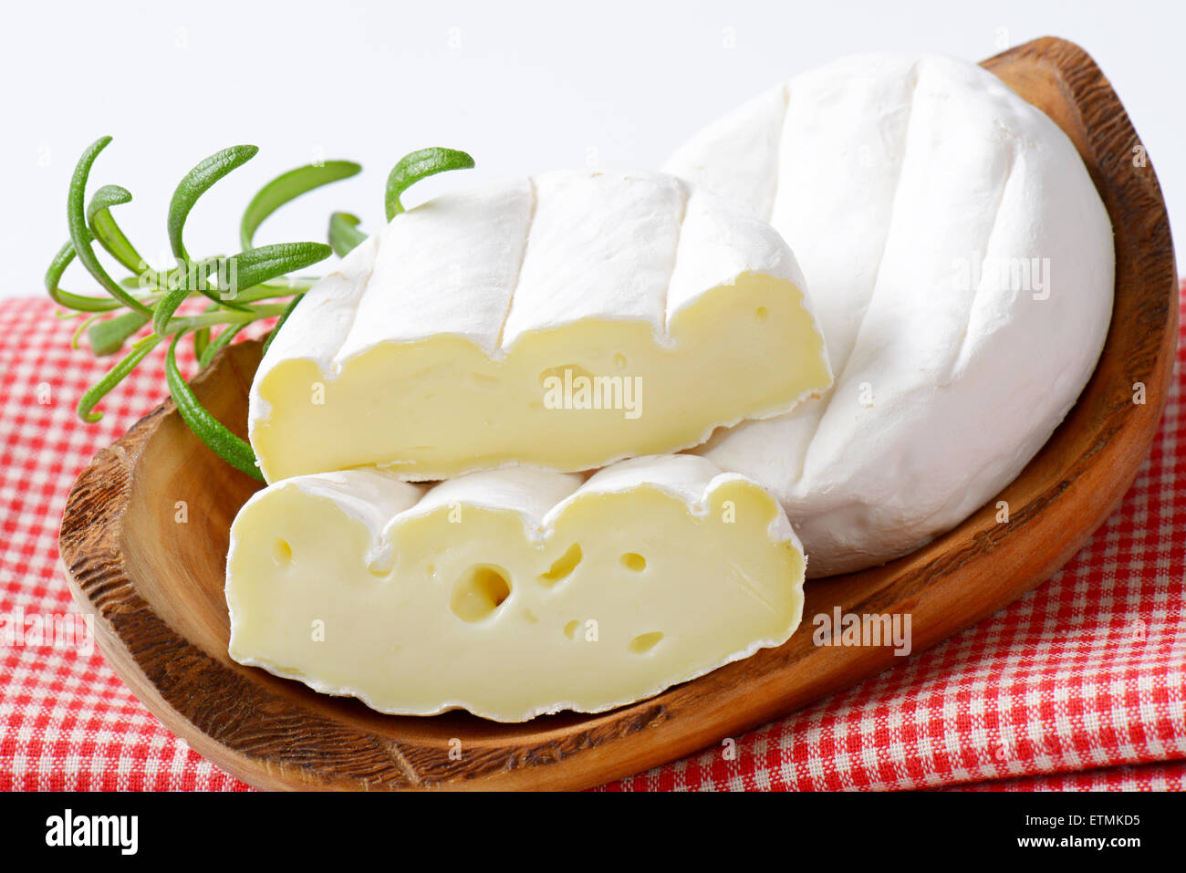Morbido il formaggio cremoso con buccia di colore bianco Foto Stock