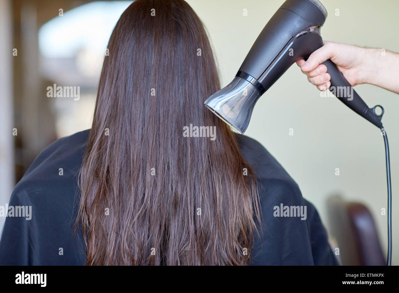 La stilista mano con ventola asciuga capelli donna a salon Foto stock - Alamy La stilista mano con ventola asciuga capelli donna a salon Foto stock - Alamy
