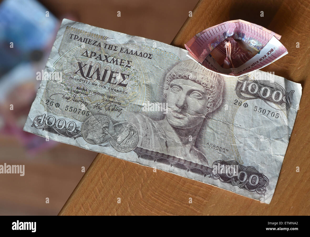 Berlino, Germania. 14 Giugno, 2015. Illustrazione - da dieci euro bill che è stato piegato in una barca si trova su un 1000 dracma greca bill a Berlino, Germania, 14 giugno 2015. Foto: Jens Kalaene/dpa/Alamy Live News Foto Stock
