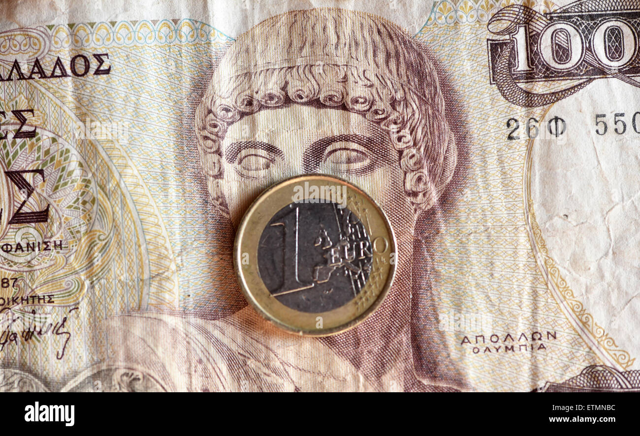 Berlino, Germania. 14 Giugno, 2015. Illustrazione - un euro moneta copre il volto del dio greco Apollo su un 1000 dracma greca bill a Berlino, Germania, 14 giugno 2015. Foto: Jens Kalaene/dpa/Alamy Live News Foto Stock