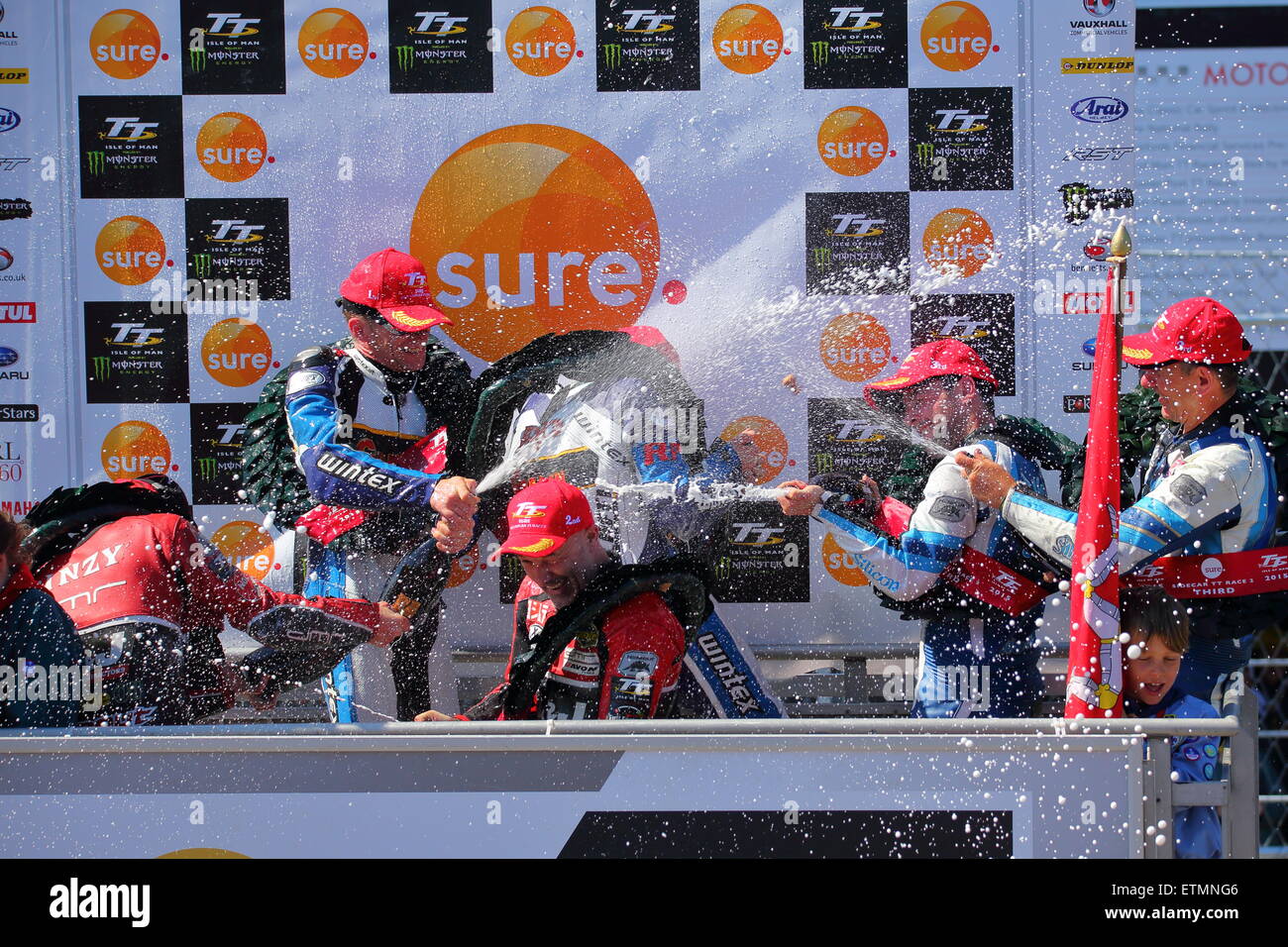 I vincitori della seconda sidecar gara del Trofeo Turismo 2015 sull' Isola di Man celebrare il loro successo Foto Stock