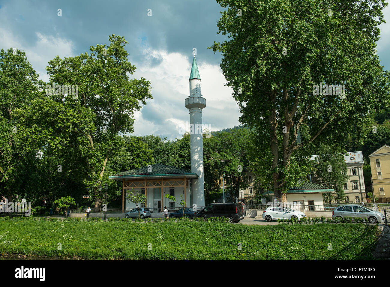 Una moschea nella Miljacka riverfront a Sarajevo Foto Stock