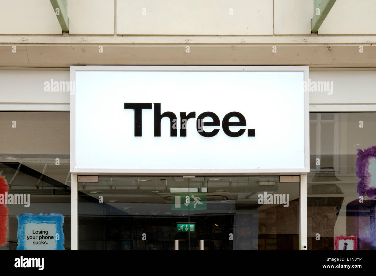 Tre mobile phone shop nome e logo segno sopra l'ingresso su UK high street Foto Stock