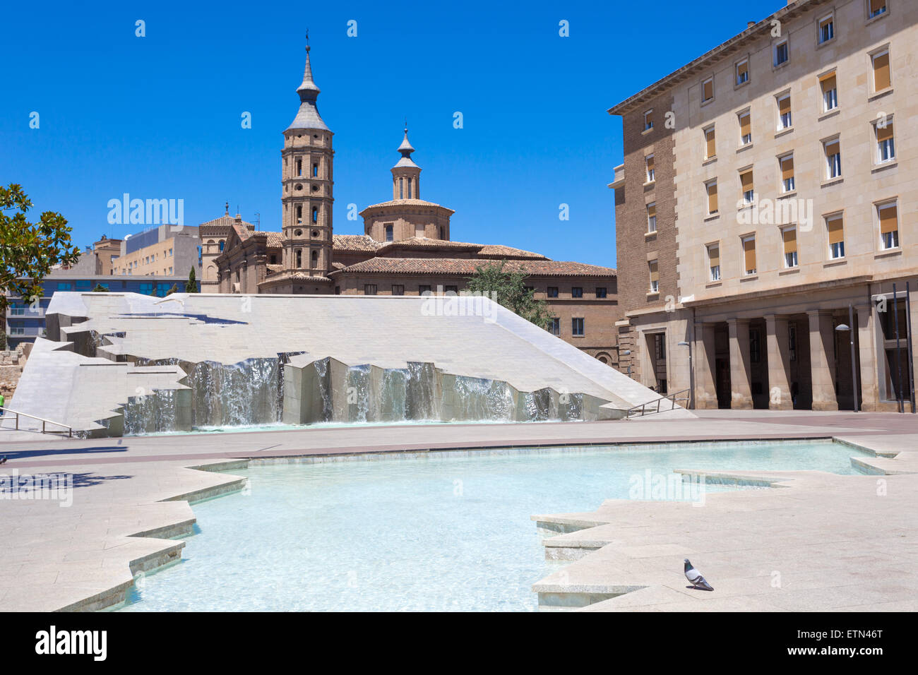 La Fuente de la Hispanidad fontana della piazza Pilar nella città di Zaragoza, Spagna Foto Stock