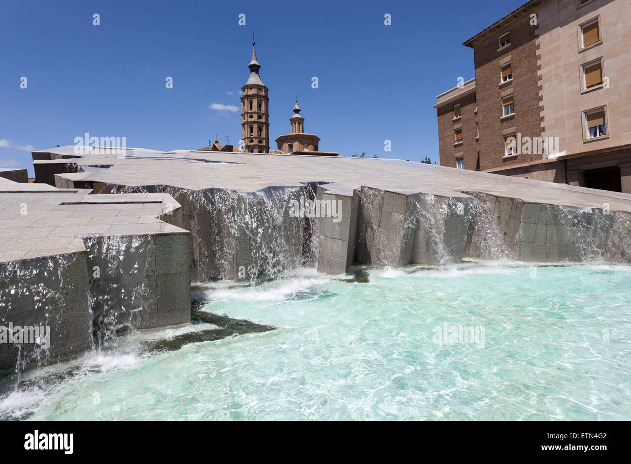 La Fuente de la Hispanidad fontana della piazza Pilar nella città di Zaragoza, Spagna Foto Stock