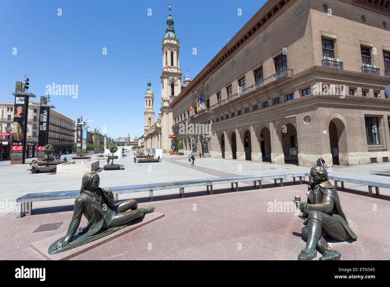 La statua del famoso pittore spagnolo Francisco de Goya nella piazza del Pilar di Saragozza in Spagna Foto Stock