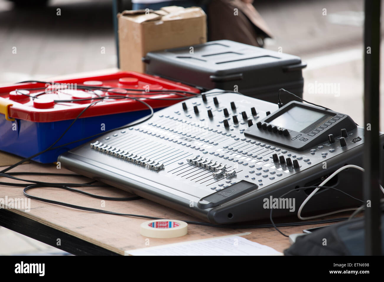 Un suono miscelazione desk presso un evento esterno Foto Stock