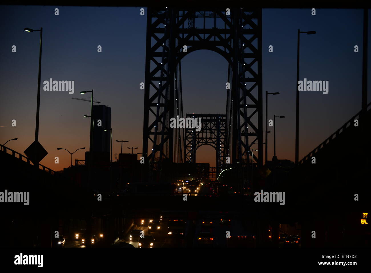 Silhouette di George Washington Bridge, New York, Stati Uniti d'America di notte con il traffico Foto Stock