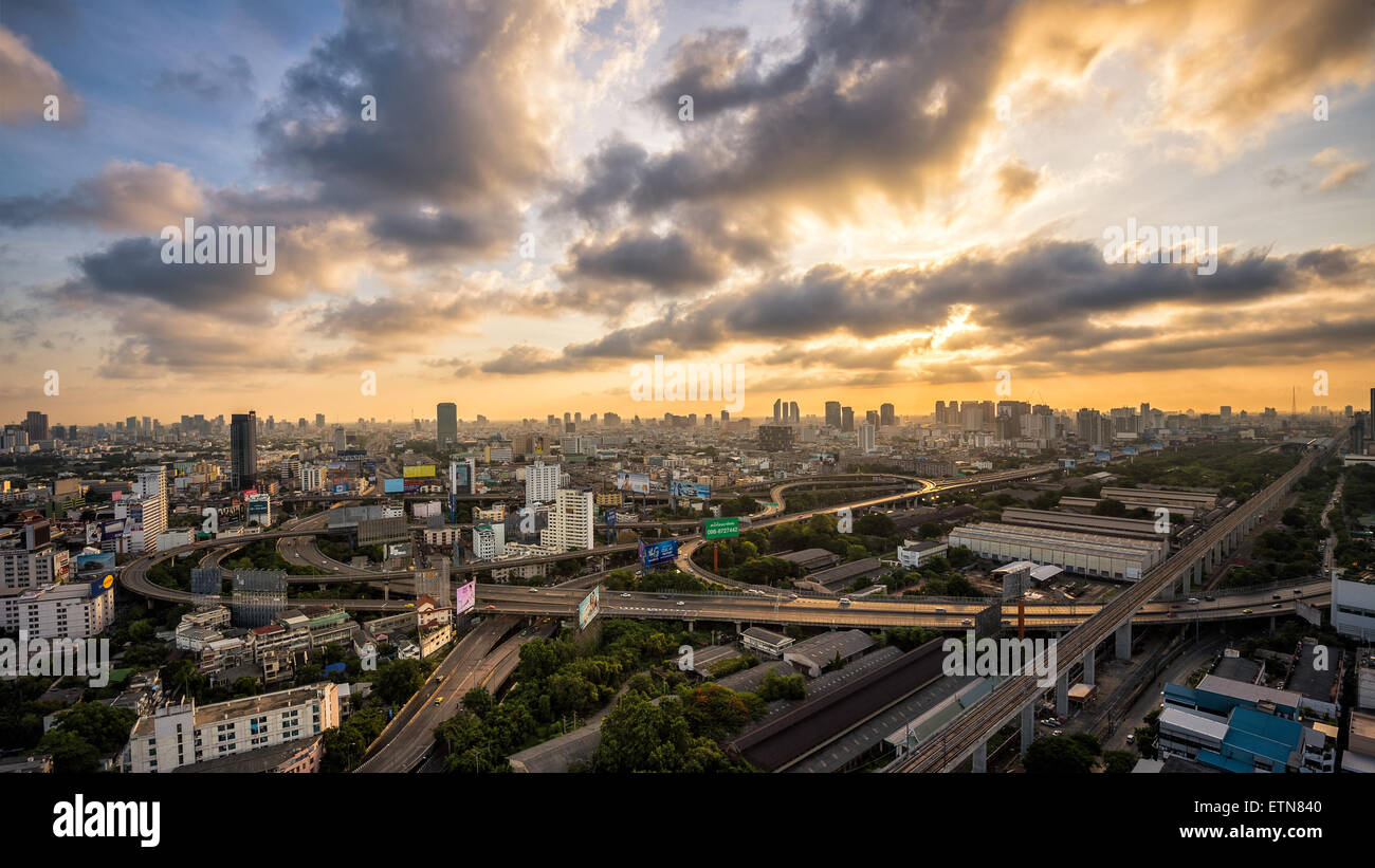 Lo skyline di Bangkok e della rete stradale, Thailandia Foto Stock