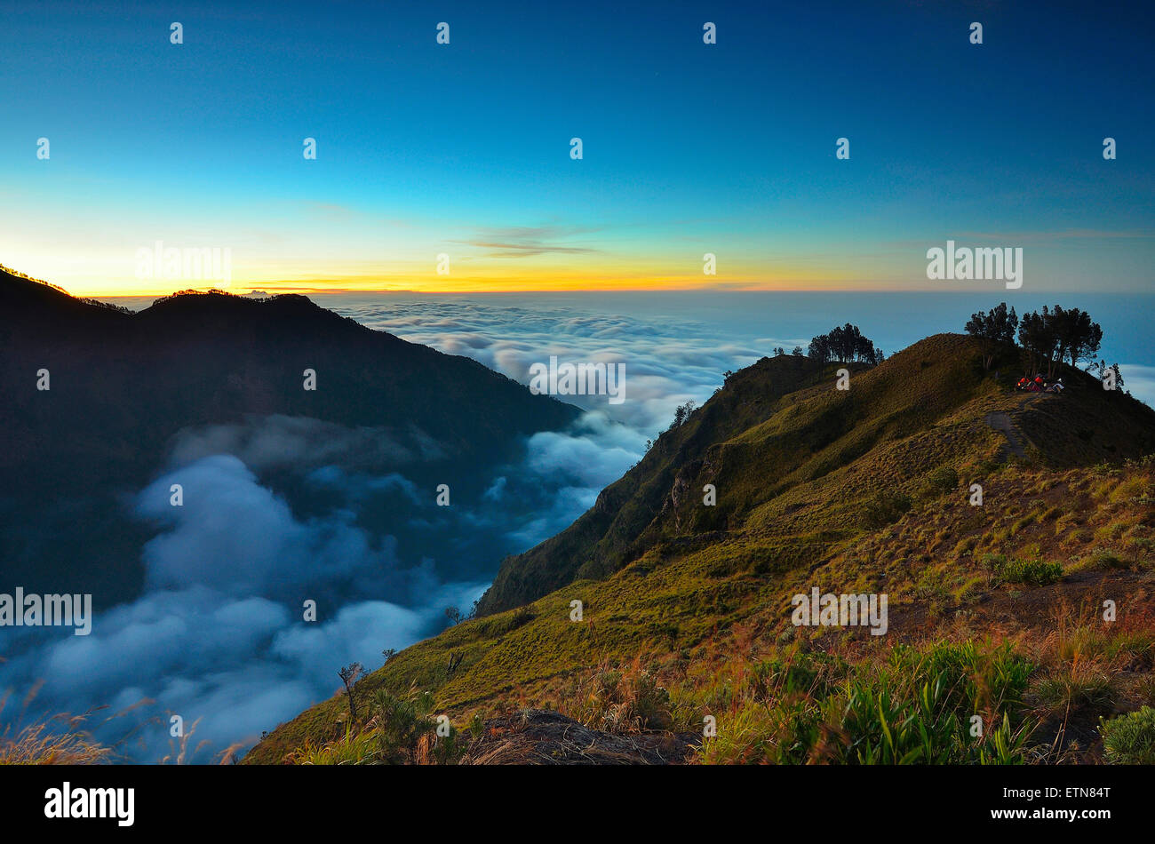 Mount Rinjani sopra le nuvole, Lombok, West Nusa Tenggara, Indonesia Foto Stock