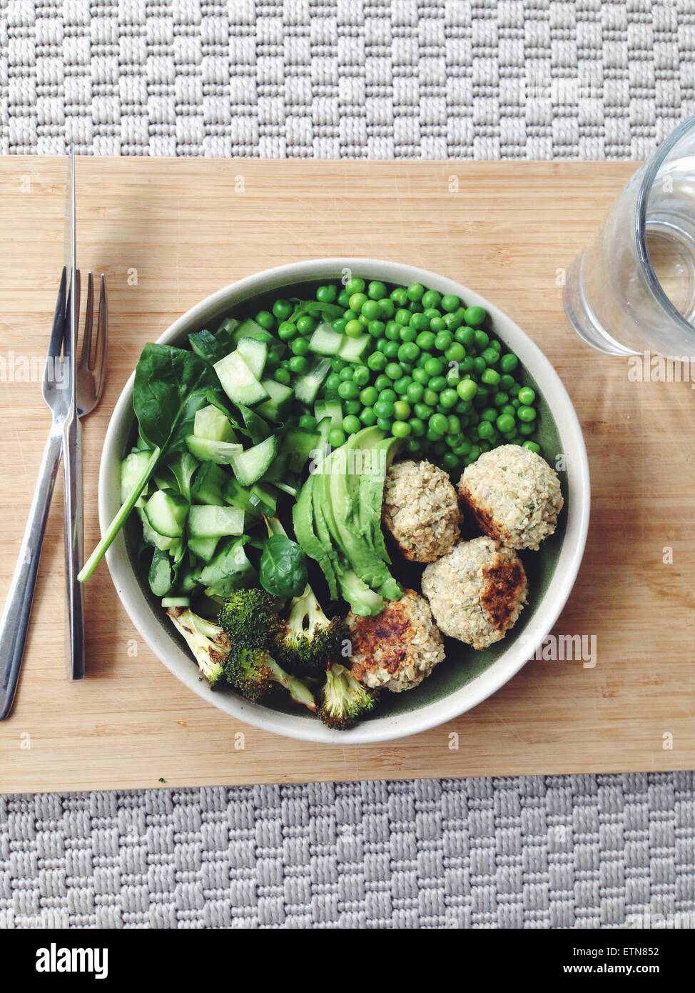 Veggie e fagiolo hamburger con verdura verde Foto Stock