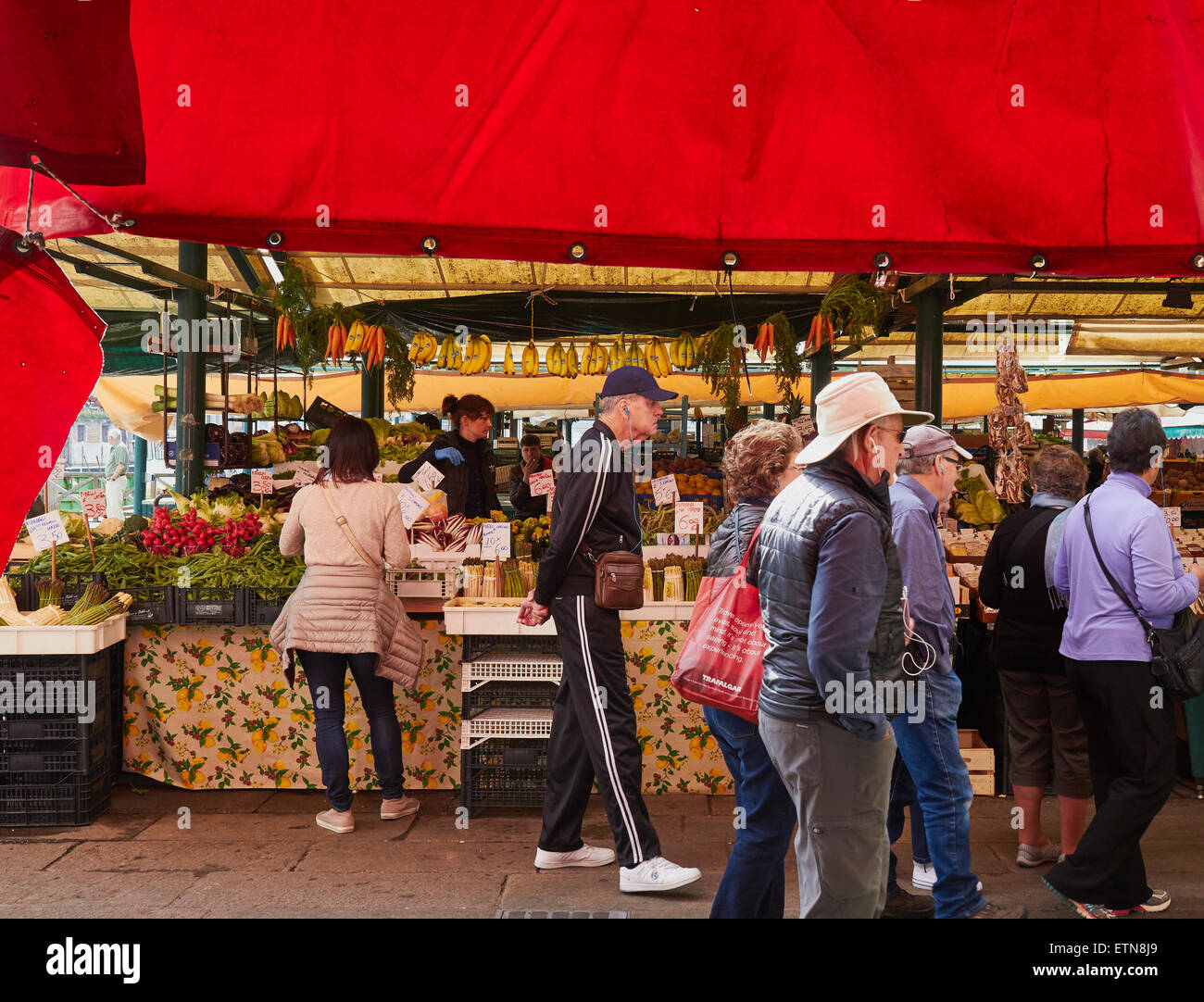 Frutta e verdura in vendita al mercato di Rialto San Polo Venezia Veneto Italia Europa Foto Stock
