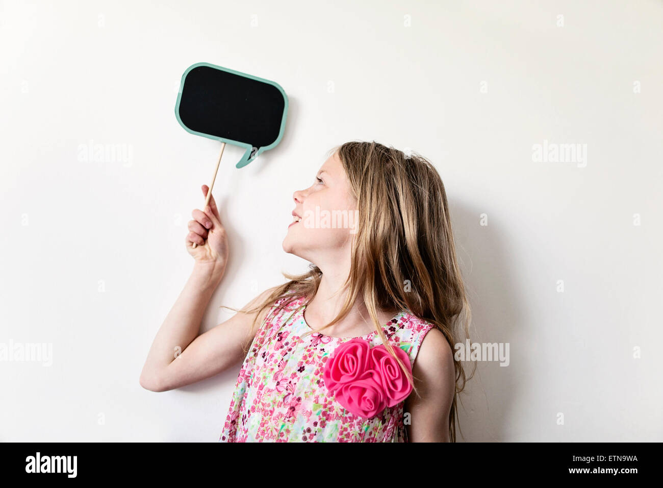 Ritratto di un felice ragazza con un vuoto di pensiero scheda di bolla sopra la sua testa Foto Stock