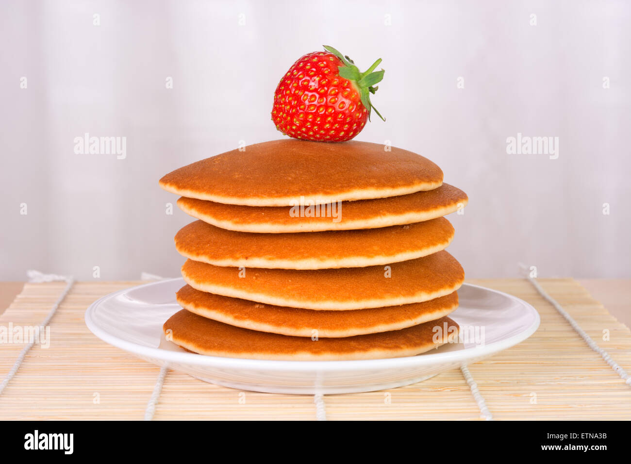 Pila di pancake con fragole fresche sulla parte superiore Foto Stock