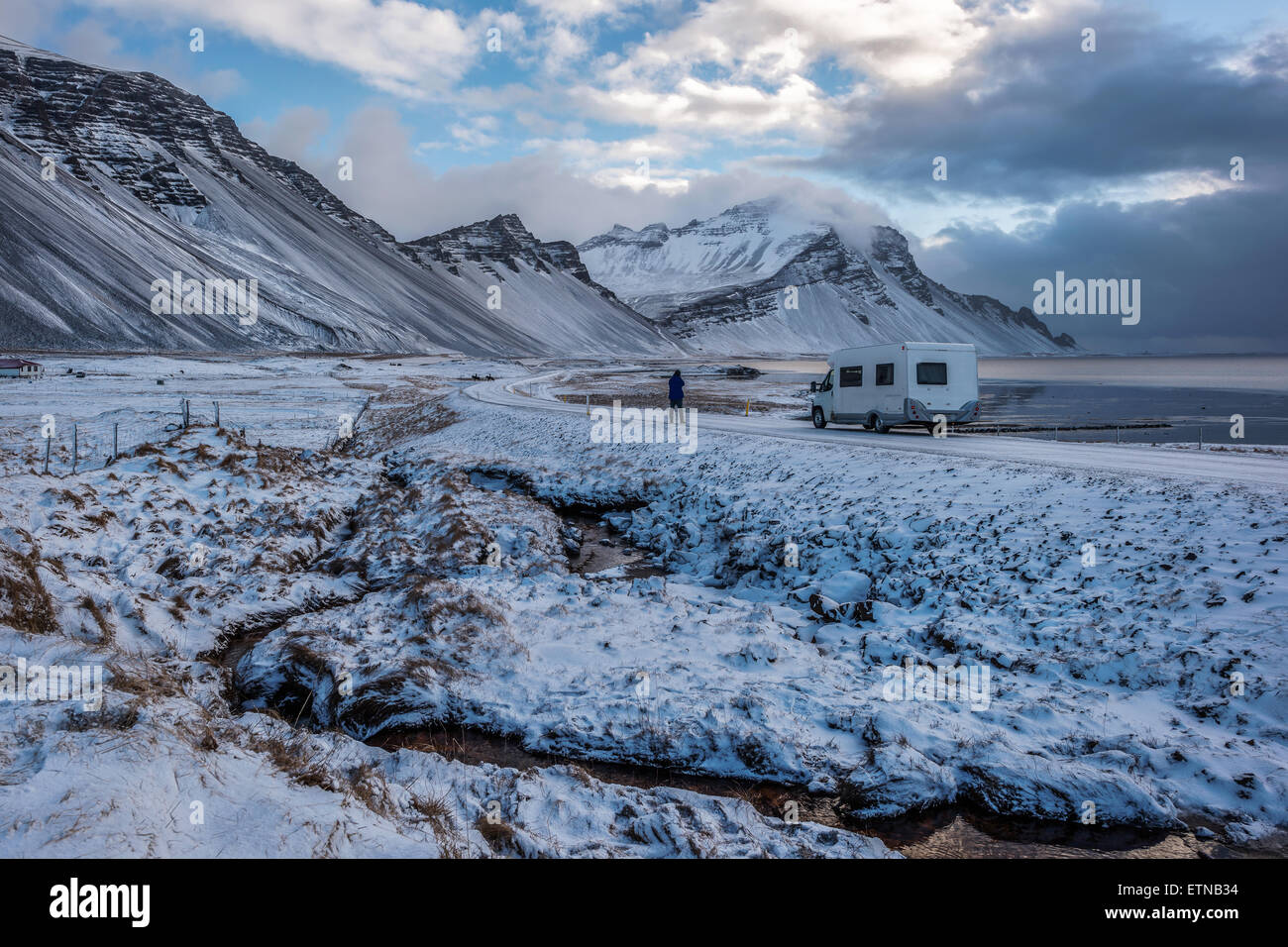 Persona in piedi da un camper, Vestrahorn mountain, Islanda Foto Stock