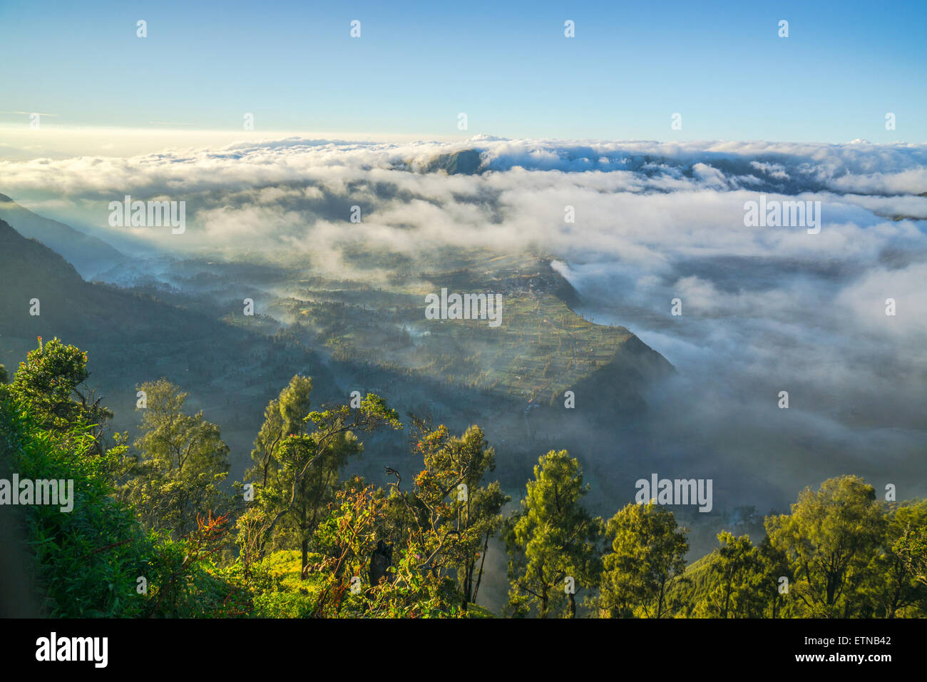 Cemero Lawang contemplati dal cloud, Monte Bromo, Pasuruan, East Java, Indonesia Foto Stock
