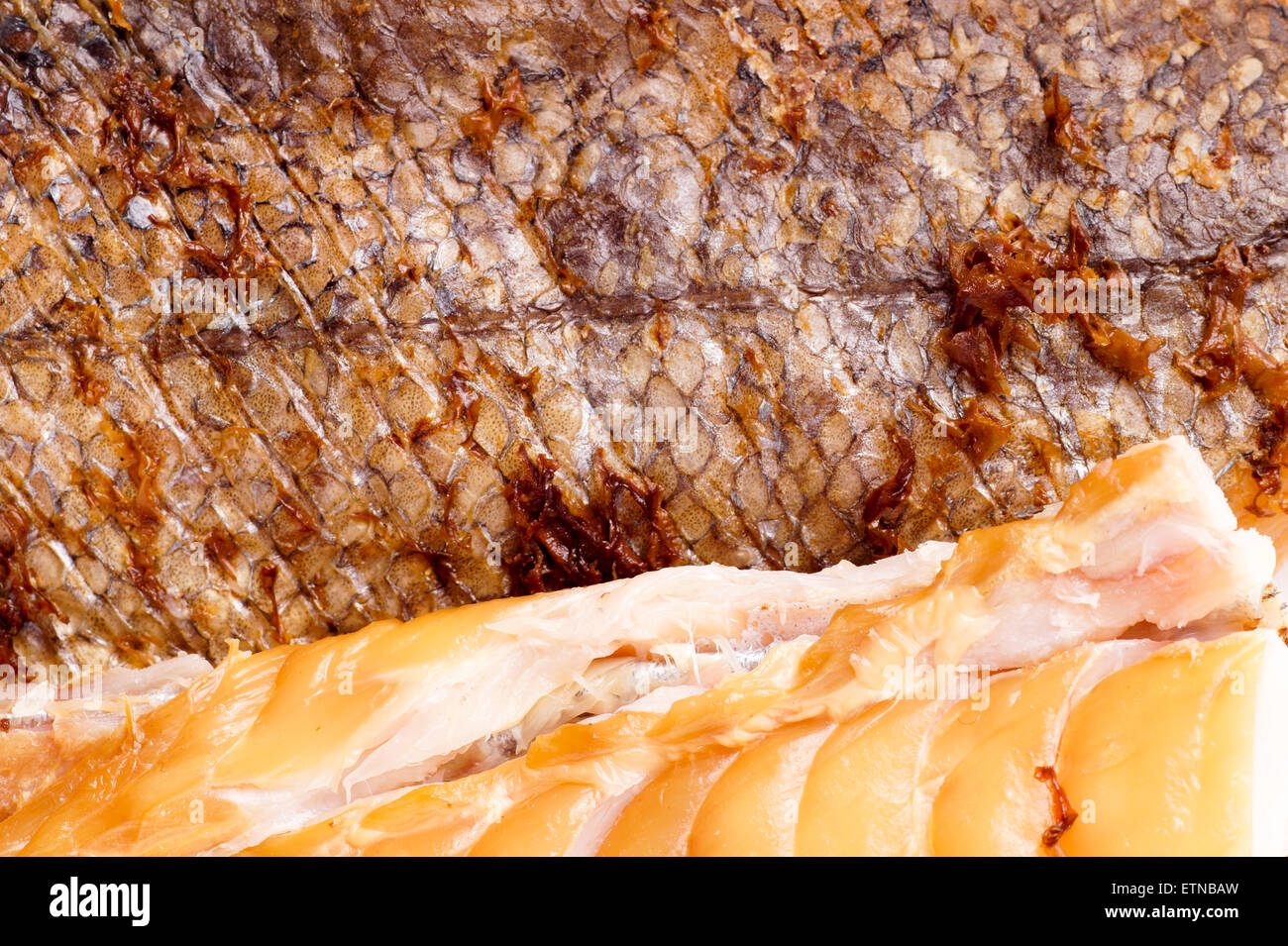 Pesce affumicato filetto di nasello. Close up di deliziose selvaggio affumicato, Hakes pronto per servire Foto Stock