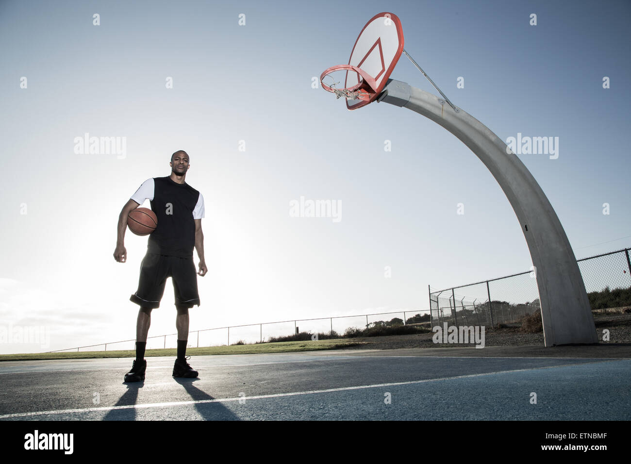 Ritratto di un giovane uomo in possesso di un basket in un parco di Los Angeles, California, Stati Uniti d'America Foto Stock