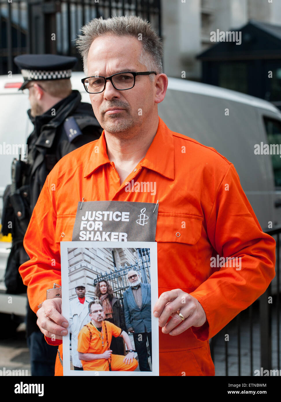 Il medico David Nicholl offre una petizione per il rilascio di Shaker Aamer dalla baia di Gauntanamo centro di detenzione a Downing Street. Dotato di: David Nicholl, Dr David Nicholl dove: Londra, Regno Unito quando: 17 Mar 2015 Credit: Pietro Maclaine/WENN.com Foto Stock