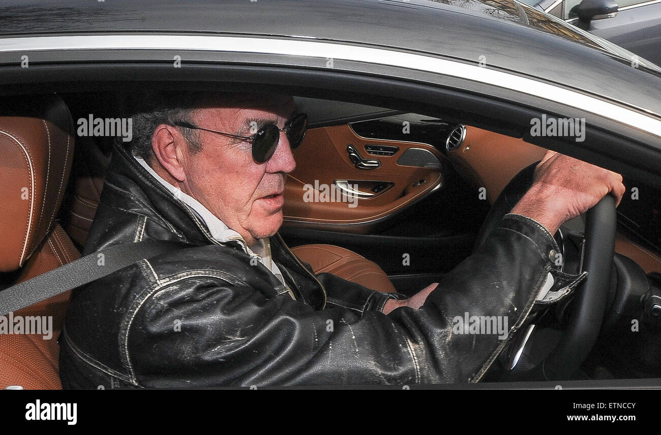 Jeremy Clarkson visto la guida di distanza nella sua Mercedes classe S AMG  auto indossando occhiali da sole e una giacca di pelle con: Jeremy Clarkson  dove: Londra, Regno Unito quando: 17