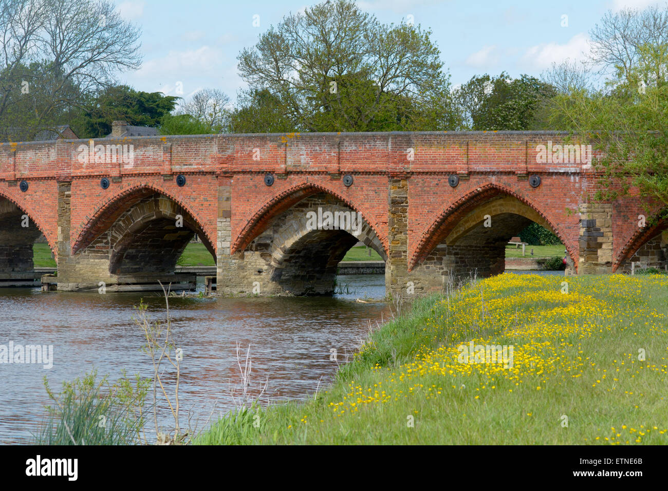 Il XV Secolo grande Barford ponte sul fiume Ouse in grande Barford, Bedfordshire, Inghilterra in una giornata di sole Foto Stock