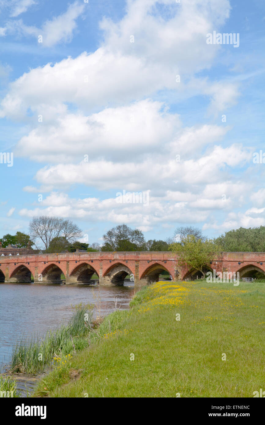 Il XV Secolo grande Barford ponte sul fiume Ouse in grande Barford, Bedfordshire, Inghilterra in una giornata di sole Foto Stock