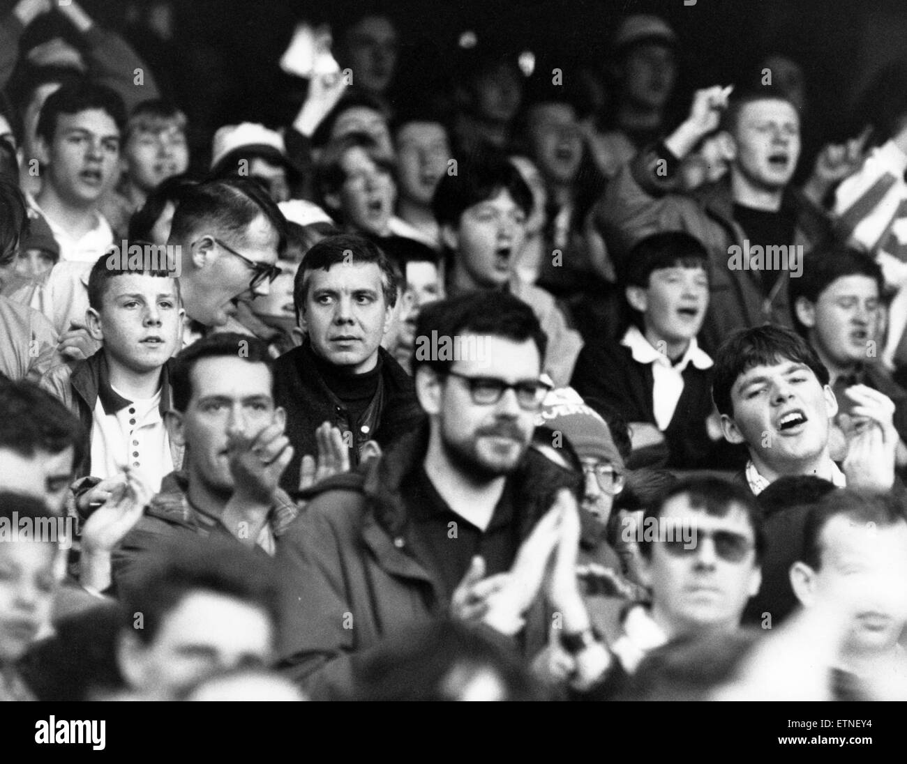 Everton 1-0 Luton, League a Goodison Park, sabato 4 maggio 1991. Editor di sport, Ken Rogers guarda la partita da Gwladys Street fine. Foto Stock