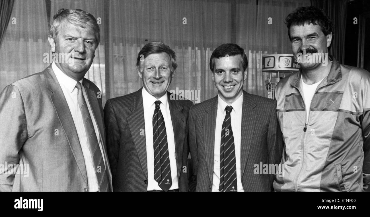 Ian Hargraves e Ken Rogers con Brian Labone e Ron Yeats, che hanno aderito al Dixie Dean Memorial Trophy pannello di giudici. 12 settembre 1988. Foto Stock