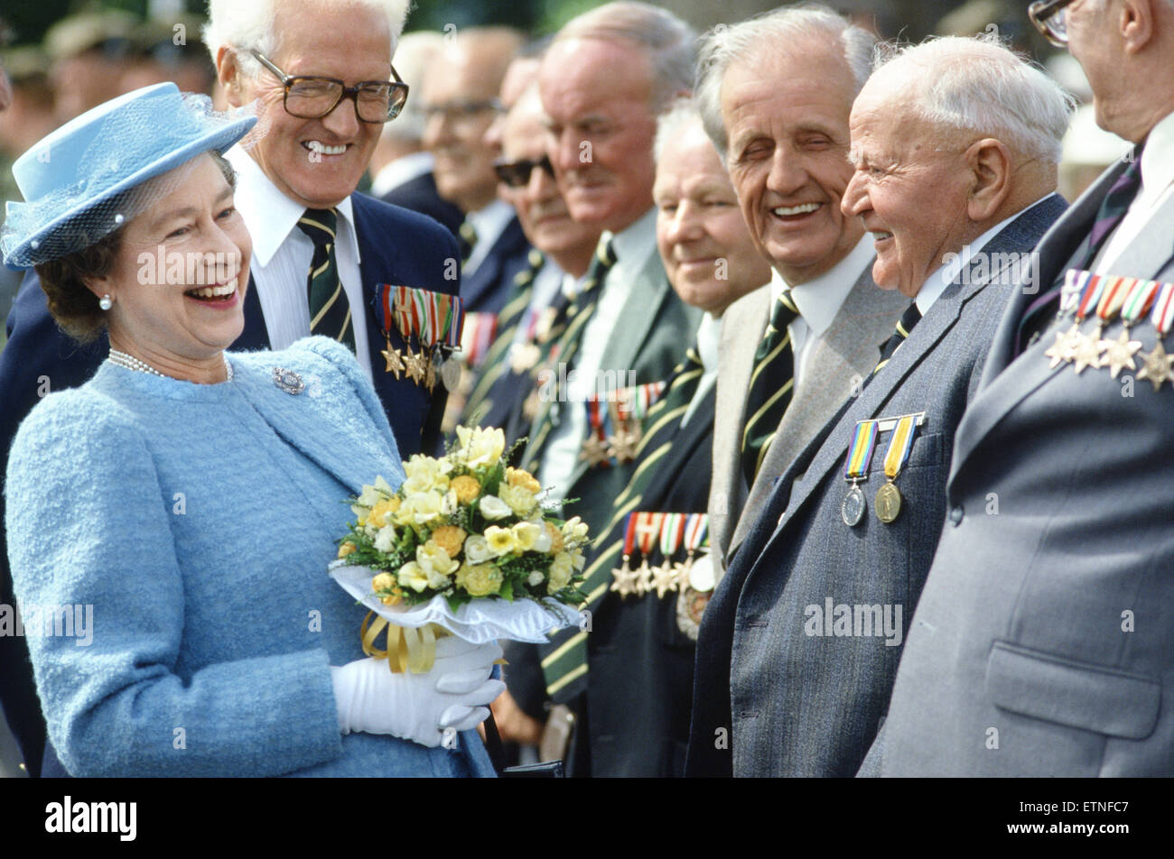 Elizabeth II (Elizabeth Alexandra Maria; data di nascita 21 aprile 1926) è il monarca costituzionale di sedici reami della 53-stati commonwealth delle nazioni. Ella è anche Capo del Commonwealth e Governatore supremo della Chiesa di Inghilterra. (L'immagine mostra) Queen Elizabeth incontro dei veterani di guerra al Castello di Stirling in Scozia. 26 Luglio 1986 Foto Stock
