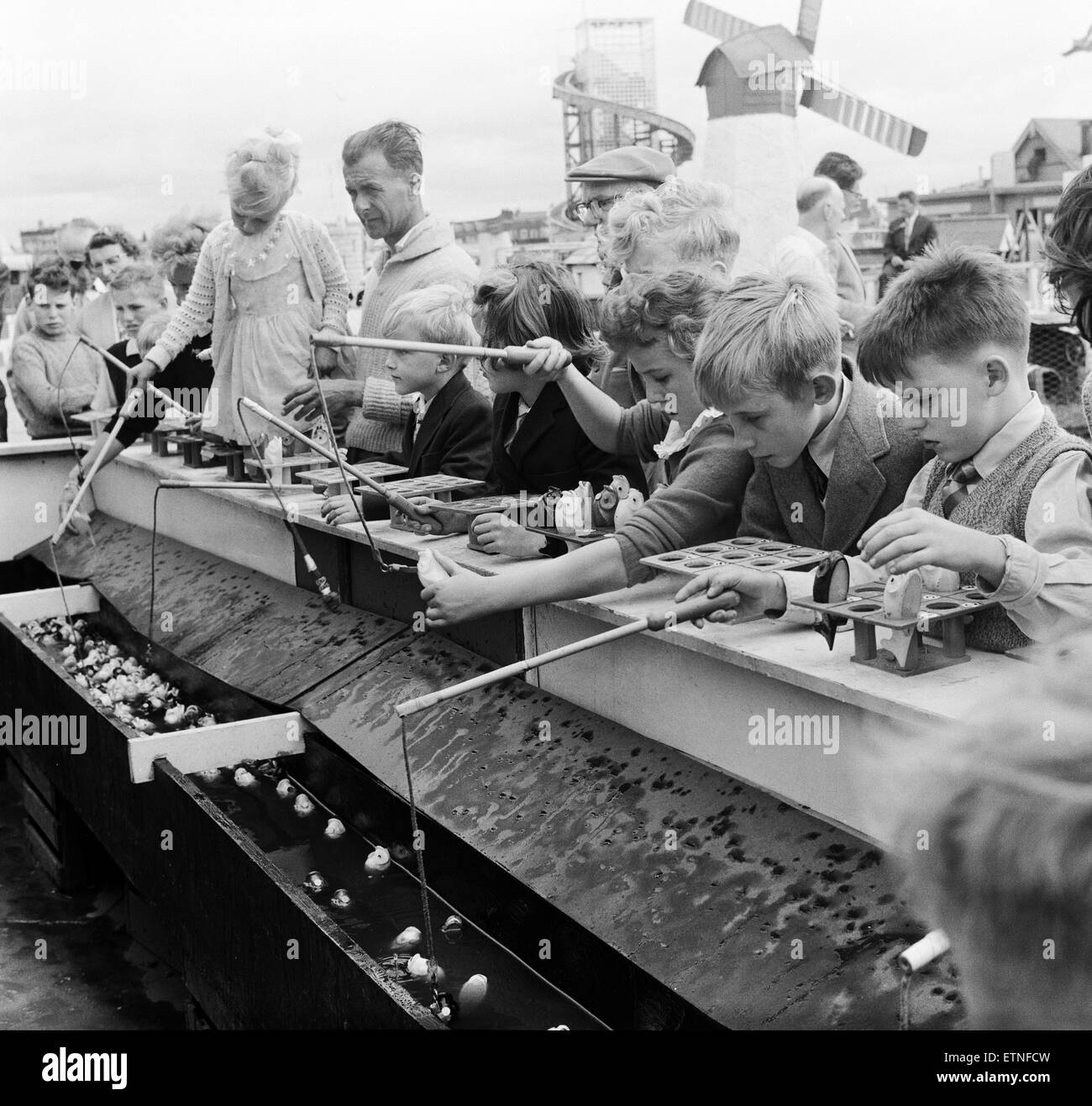 Southport, bambini la pesca per la fortuna di pesce ai bambini della fiera, Merseyside. 5 agosto 1959. Foto Stock