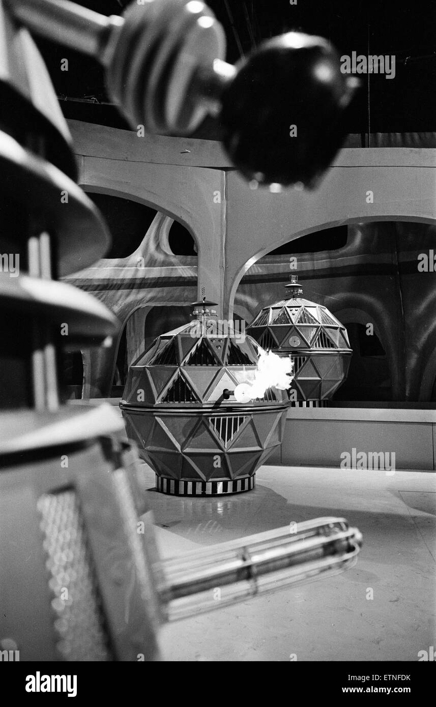 Medico che le serie TV, scena dalla storia denominata " Chase', ottava serie, stagione 2. Le immagini mostrano il confronto tra la Mechonoids, grandi robot sferico originariamente costruito da esseri umani al fine di aiutare a colonizzare mondi, e i loro nemici giurati Daleks l. Il confronto avviene su una stazione spaziale. Girato a BBC TV studios, Ealing verde. Il 14 aprile 1965. Foto Stock