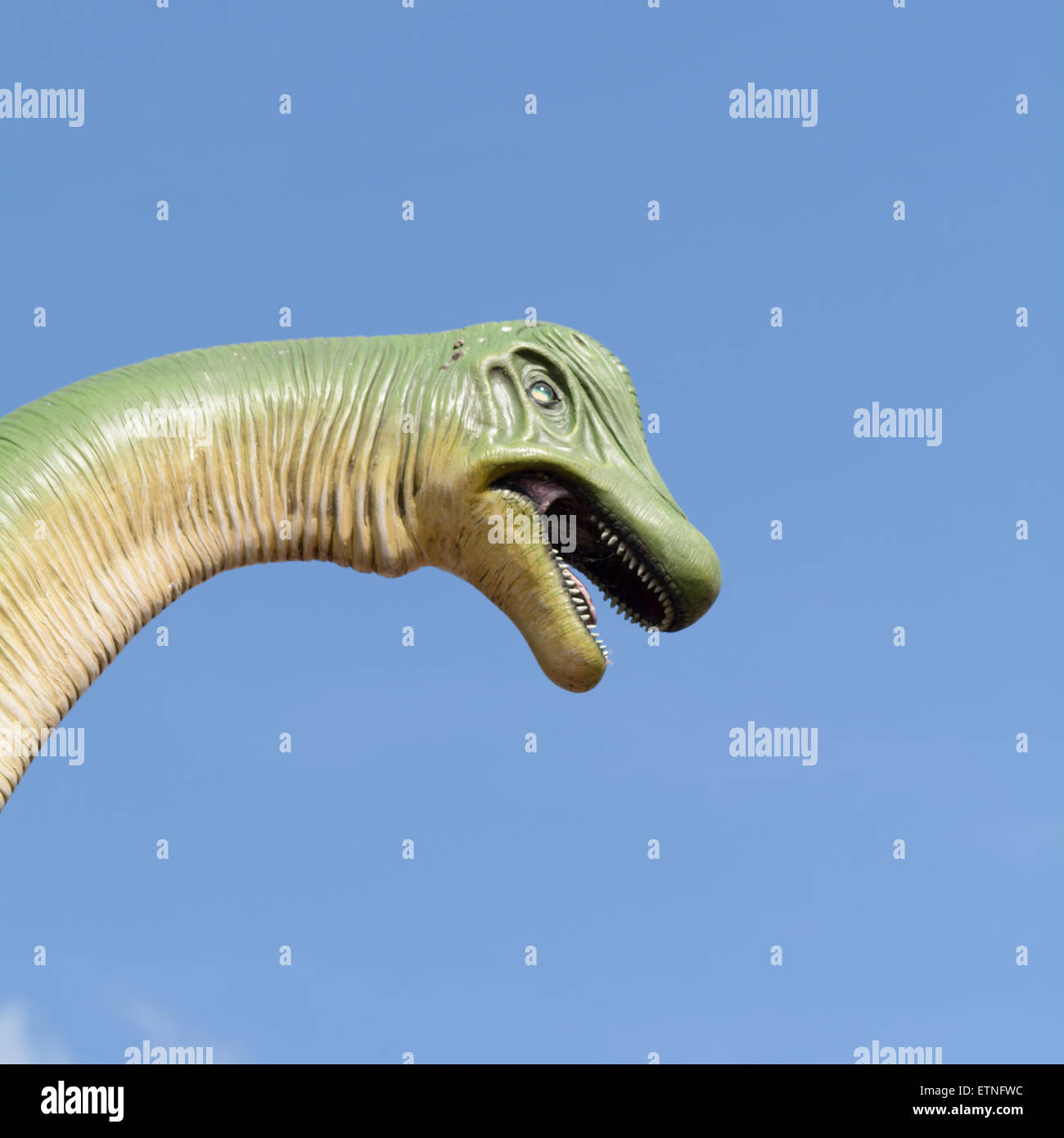 Di plastica grande dinosauro brontosaurus modello al di fuori del negozio a Bedford, Bedfordshire, Inghilterra Foto Stock