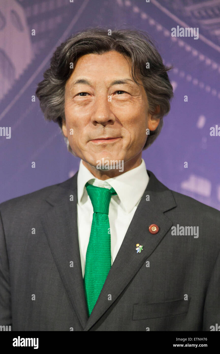 Una cera la figura del politico giapponese Junichiro Koizumi ha in esposizione presso il Museo di Madame Tussauds di Tokyo museo della cera in Odaiba, presso Tokyo, 15 giugno 2015. Il famoso British wax museum ''Madame Tussauds'' ha aperto la sua quattordicesima filiale permanente a Tokyo nel 2013 e mostre internazionali e celebrità locali, gli sportivi e i politici. Nuove aggiunte alla collezione includono figure di cera giapponese di figura skater Yuzuru Hanyu e l'attore Benedetto Cumberbatch. La cera la figura di Benedetto Cumberbatch saranno esposti fino a giugno 30th. (Foto di Rodrigo Reyes Marin/AFLO) Foto Stock