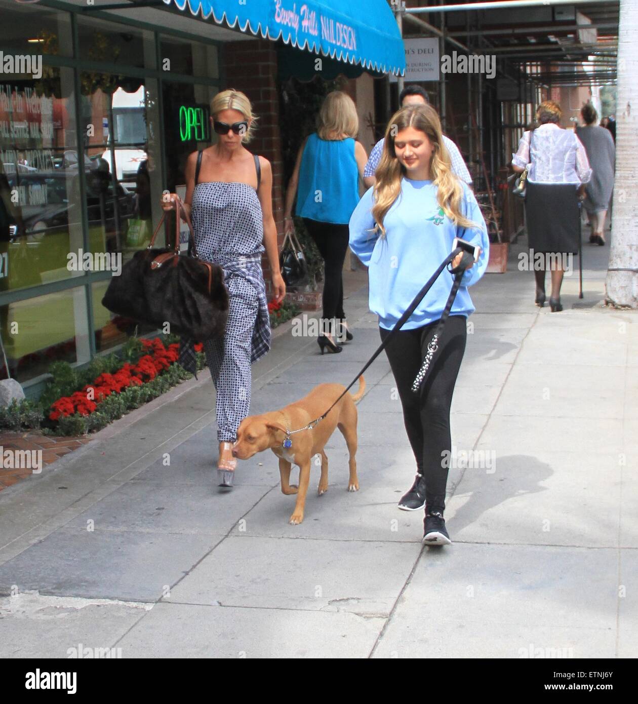 Shauna Sand prende la sua figlia shopping a Beverly Hills insieme con il loro cane con: Shauna Sand dove: Los Angeles, California, Stati Uniti quando: 18 Mar 2015 Credit: WENN.com Foto Stock