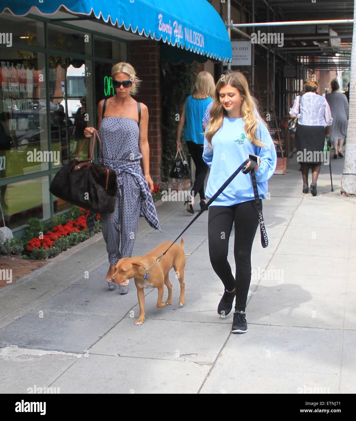 Shauna Sand prende la sua figlia shopping a Beverly Hills insieme con il loro cane con: Shauna Sand dove: Los Angeles, California, Stati Uniti quando: 18 Mar 2015 Credit: WENN.com Foto Stock