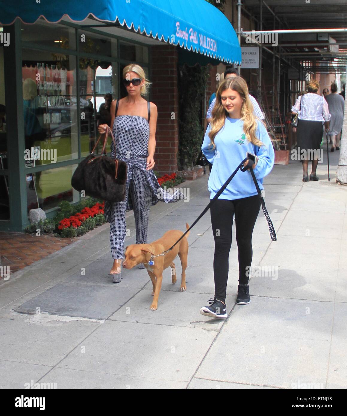 Shauna Sand prende la sua figlia shopping a Beverly Hills insieme con il loro cane con: Shauna Sand dove: Los Angeles, California, Stati Uniti quando: 18 Mar 2015 Credit: WENN.com Foto Stock