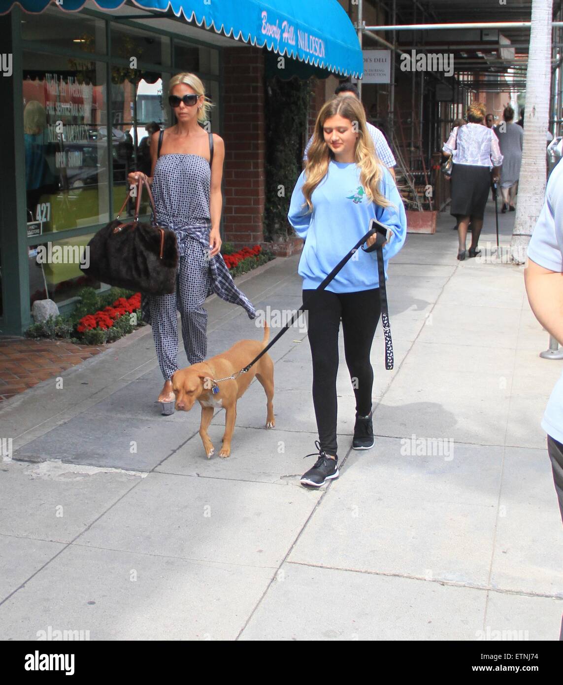 Shauna Sand prende la sua figlia shopping a Beverly Hills insieme con il loro cane con: Shauna Sand dove: Los Angeles, California, Stati Uniti quando: 18 Mar 2015 Credit: WENN.com Foto Stock