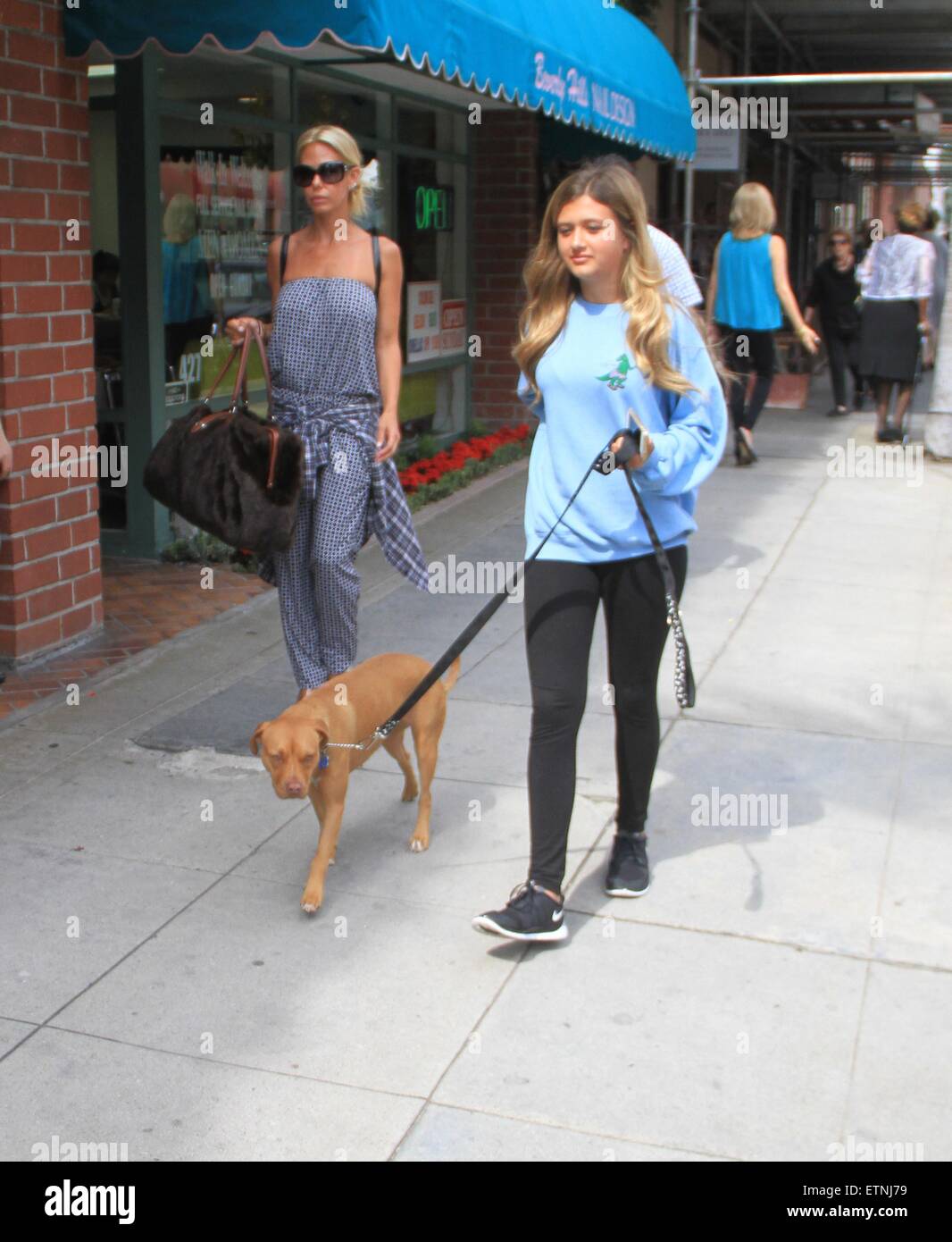 Shauna Sand prende la sua figlia shopping a Beverly Hills insieme con il loro cane con: Shauna Sand dove: Los Angeles, California, Stati Uniti quando: 18 Mar 2015 Credit: WENN.com Foto Stock