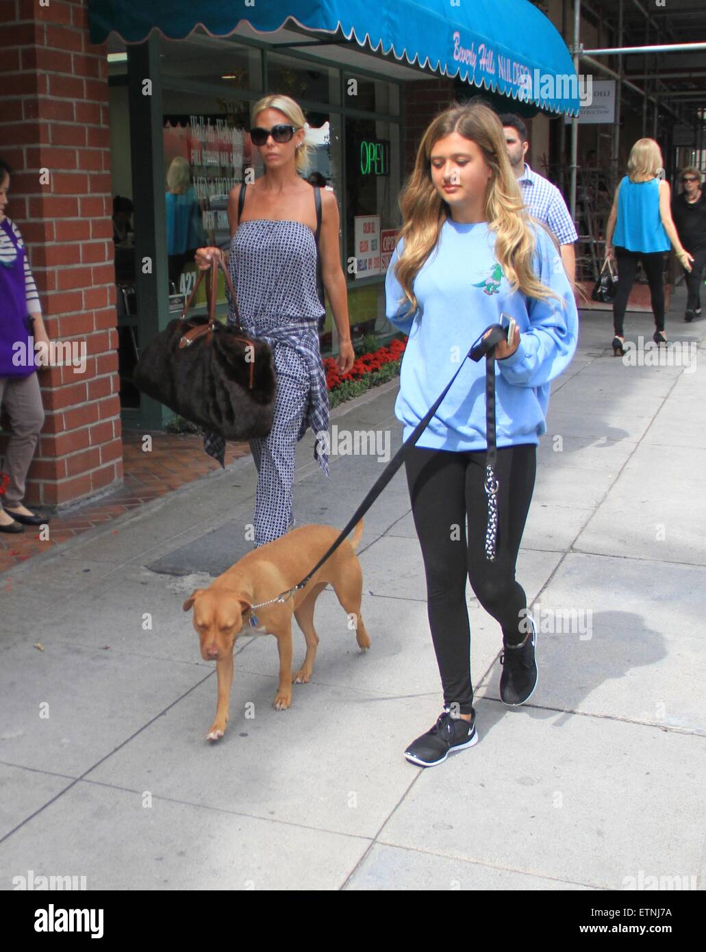 Shauna Sand prende la sua figlia shopping a Beverly Hills insieme con il loro cane con: Shauna Sand dove: Los Angeles, California, Stati Uniti quando: 18 Mar 2015 Credit: WENN.com Foto Stock