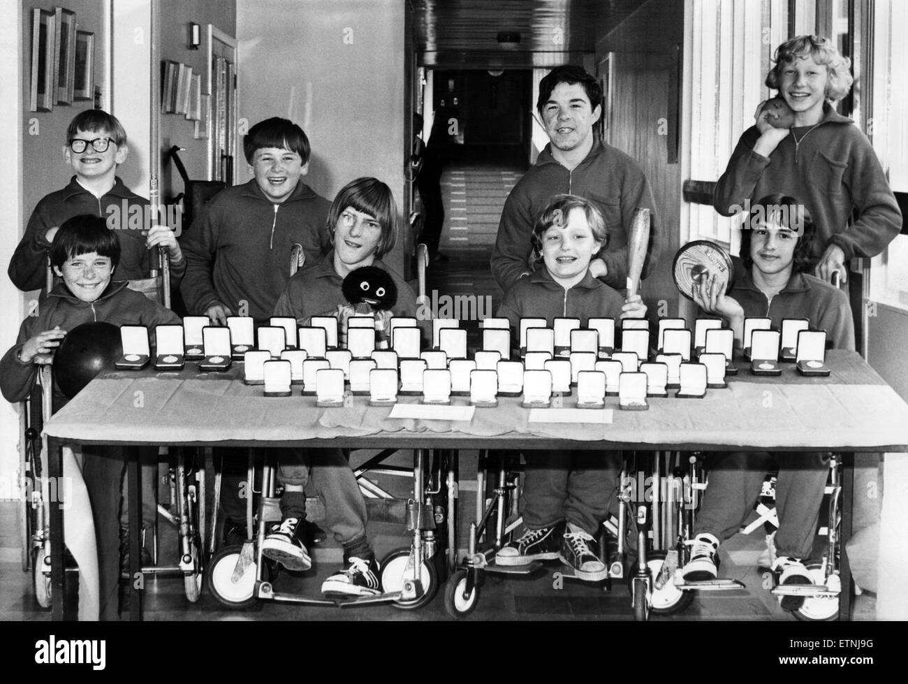 Percy Hedley scuola con le loro medaglie a bizzeffe. Dodici membri hanno gareggiato nella seconda Spastics Nazionale Giochi di società detenute a Stoke Mandeville. Hanno vinto 32 medaglie d'oro, 20 d'argento e 7 di bronzo con due certificati in eventi compresi discus, giavellotto gettando, p Foto Stock